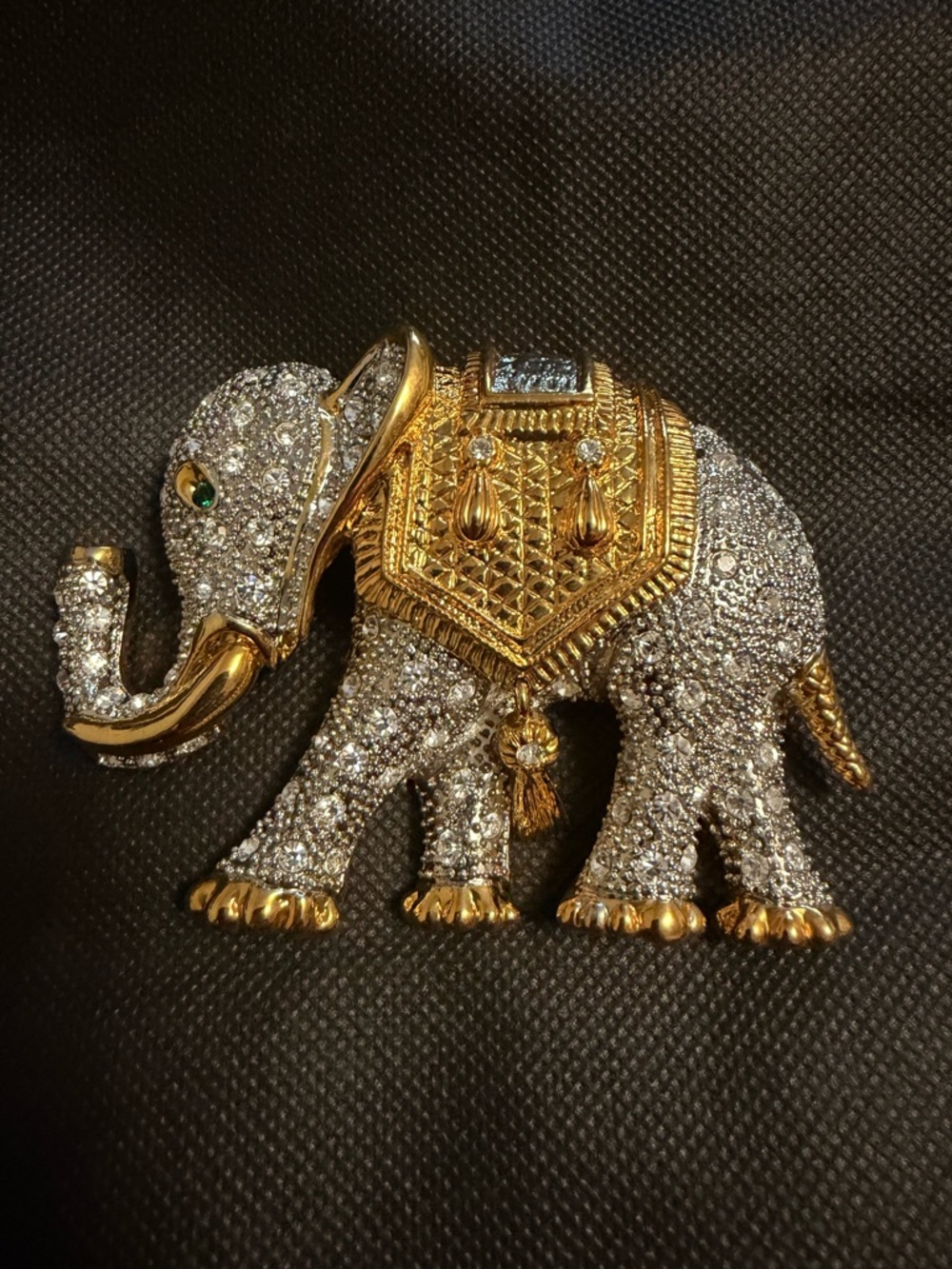 Gold and Silver Jeweled Elephant Brooch vibtaget